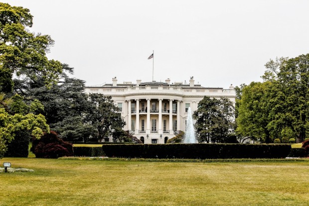 architecturak photography of white house