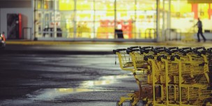 A gocery store's parking lot