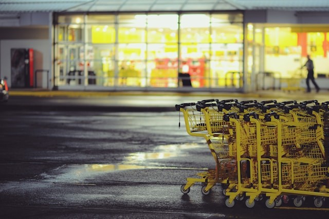 A gocery store's parking lot