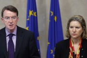 European Trade Commissioner Peter Mandelson (L) and U.S. Trade Representative Susan Schwab hold a joint news conference after their meeting at the European Commission in Brussels, January 21, 2008. RE