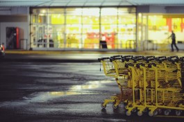 A gocery store's parking lot